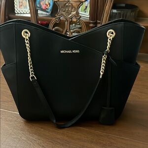 Like new leather . Excellent condition.